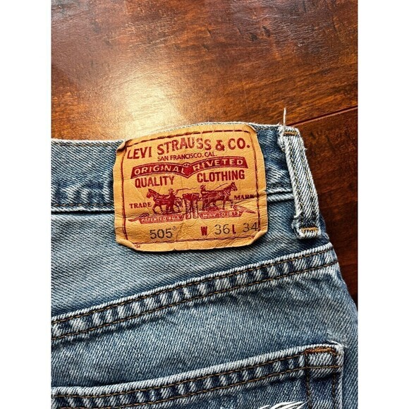 Levi 505 Women’s Raw Cut Off Distressed Light wash Jean short Sz 36 - Picture 8 of 8